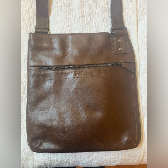 Fossil brand messenger bag. - Picture 4 of 13